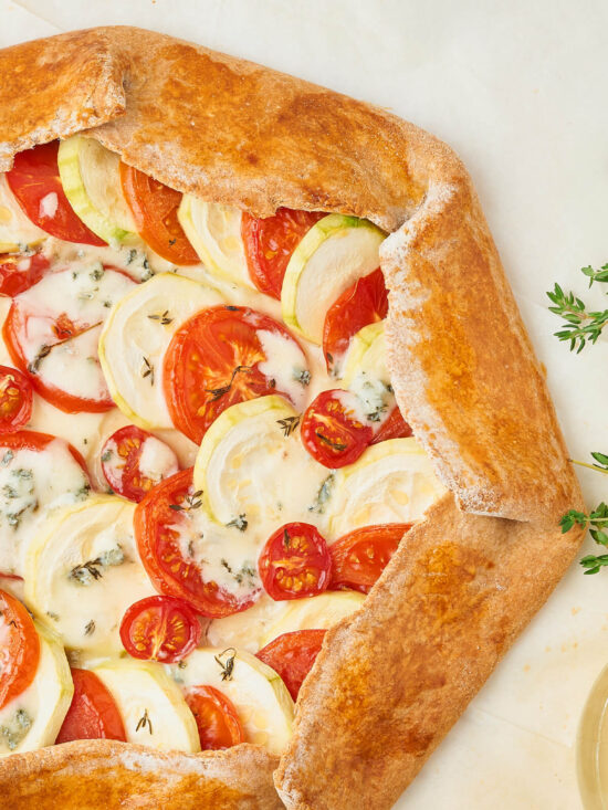 Herzhafte Zucchini-Tomaten-Galette - Gemüsekuchen aus Dinkelteig