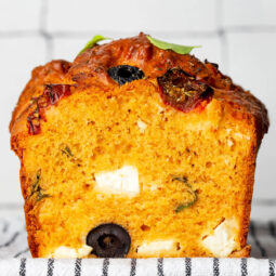 Herzhafter mediterraner Kuchen mit Feta und Oliven (Cake Salé)