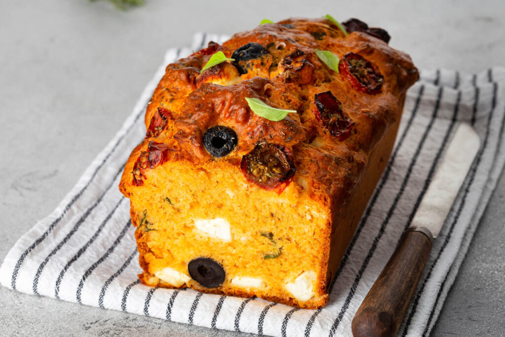 Herzhafter mediterraner Kuchen mit Feta und Oliven (Cake Salé)