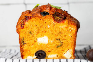 Herzhafter mediterraner Kuchen mit Feta und Oliven (Cake Salé)