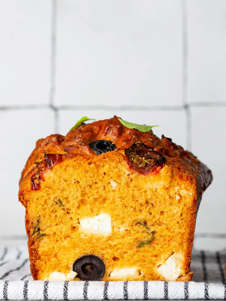 Herzhafter mediterraner Kuchen mit Feta und Oliven (Cake Salé)