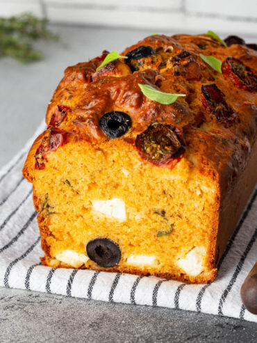 Herzhafter mediterraner Kuchen mit Feta und Oliven (Cake Salé)