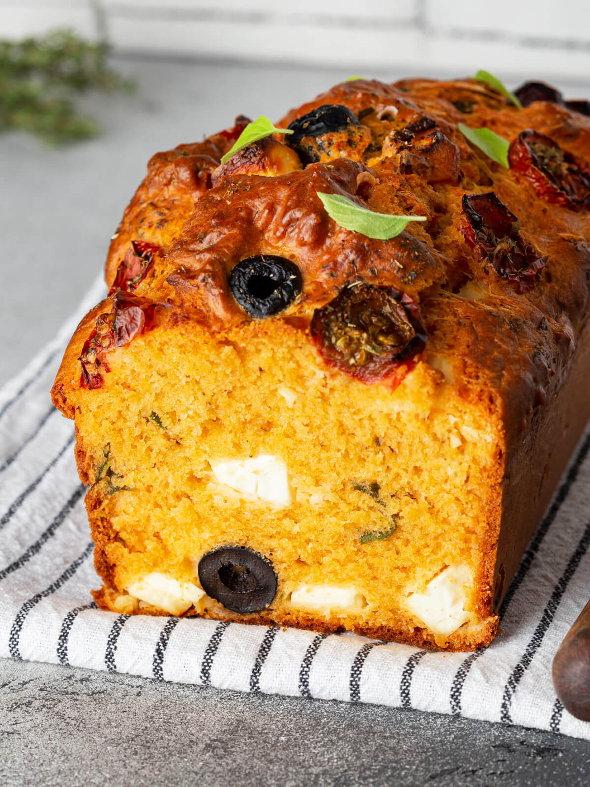 Herzhafter mediterraner Kuchen mit Feta und Oliven (Cake Salé)