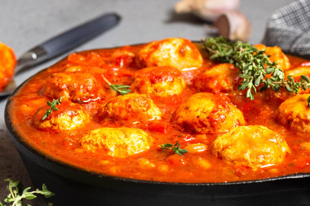 Herzhaftes Bohnen-Ragout mit Puten-Hackbällchen (One-Pot-Chili)
