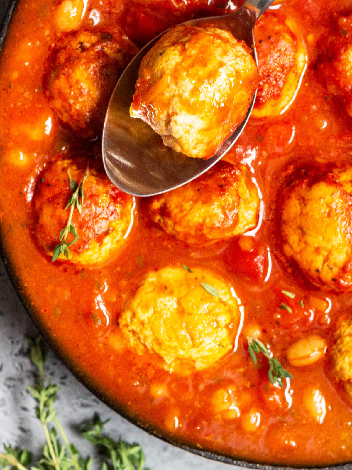 Herzhaftes Bohnen-Ragout mit Puten-Hackbällchen (One-Pot-Chili)