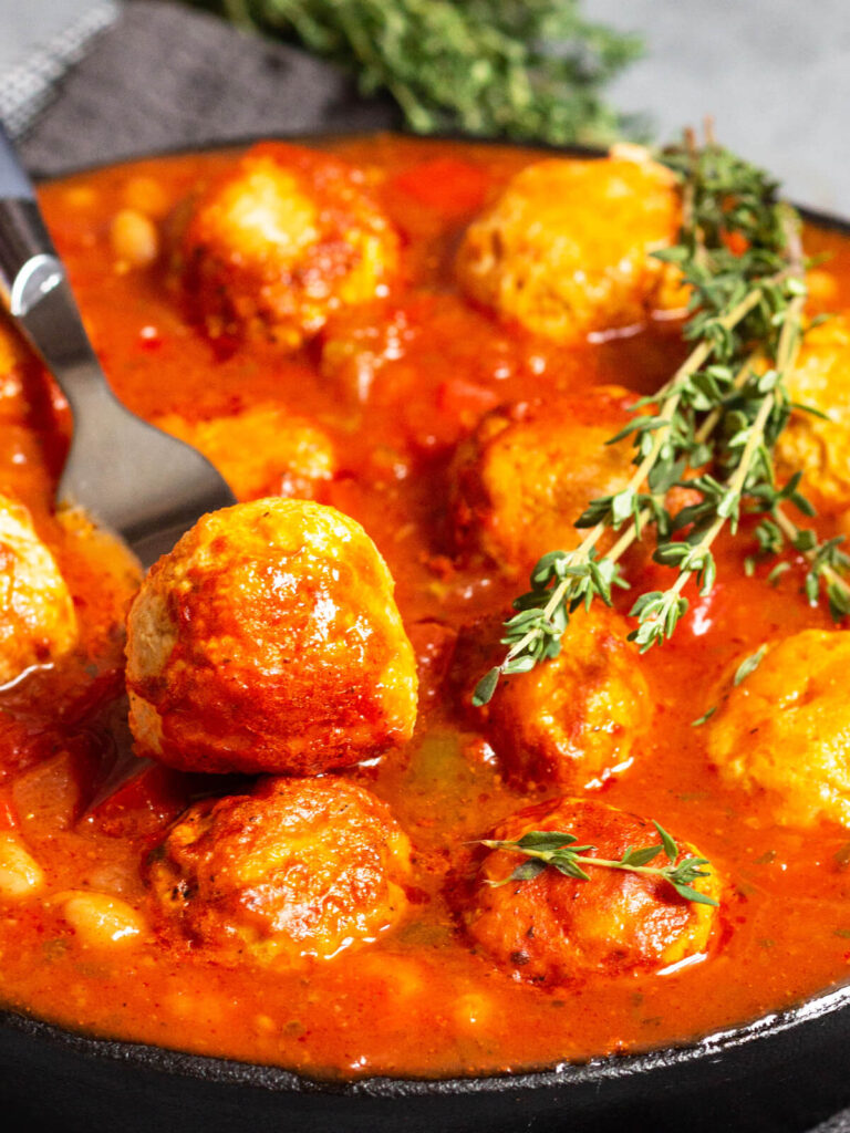 Herzhaftes Bohnen-Ragout mit Puten-Hackbällchen (One-Pot-Chili)
