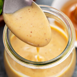Honig-Senf-Dressing – Das cremige Salatdressing, das in 5 Minuten fertig ist