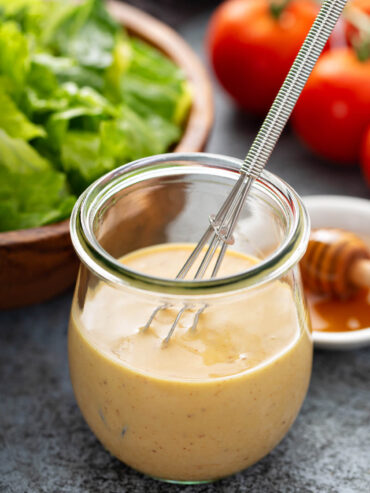 Honig-Senf-Dressing – Das cremige Salatdressing, das in 5 Minuten fertig ist