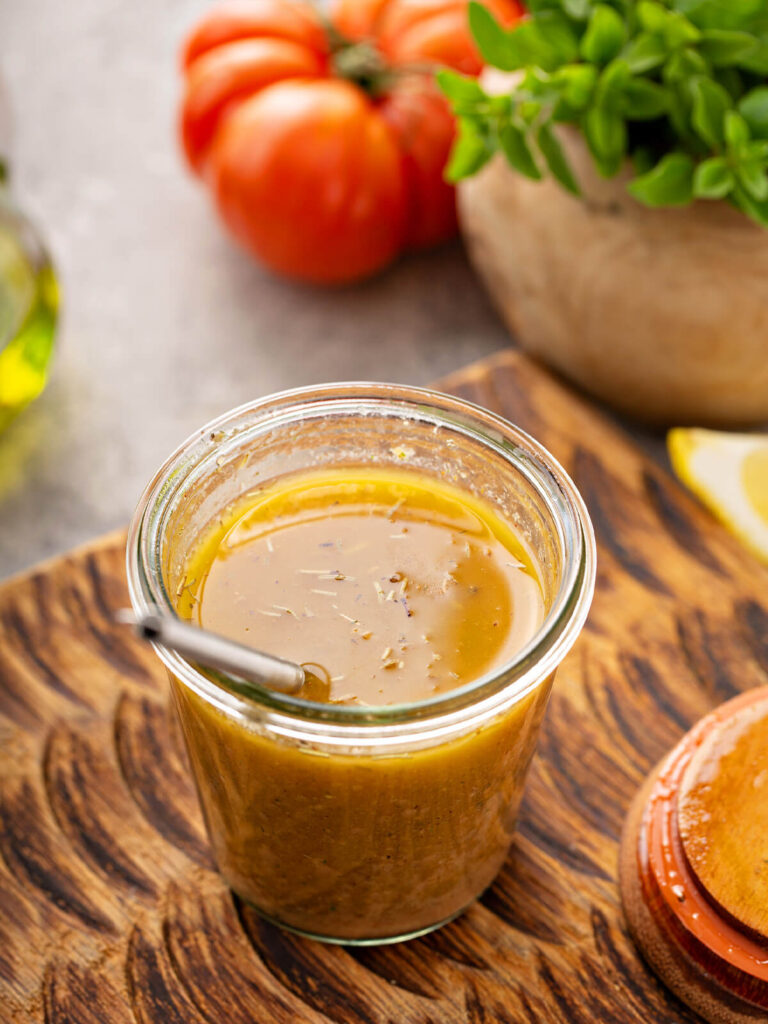Honig-Senf-Vinaigrette mit Kräutern – Cremiges Salatdressing zum Selbermachen