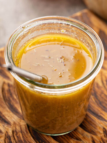 Honig-Senf-Vinaigrette mit Kräutern – Cremiges Salatdressing zum Selbermachen