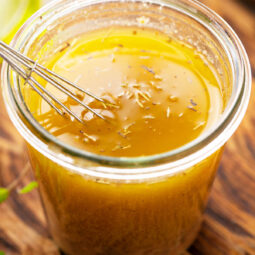 Honig-Senf-Vinaigrette mit Kräutern – Cremiges Salatdressing zum Selbermachen