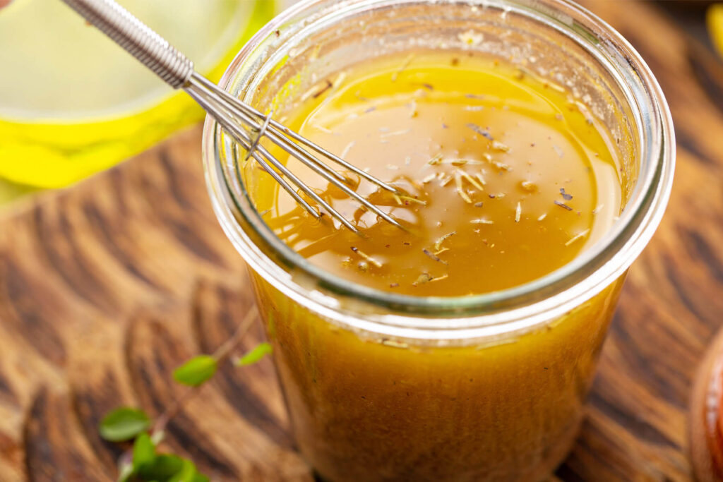 Honig-Senf-Vinaigrette mit Kräutern – Cremiges Salatdressing zum Selbermachen