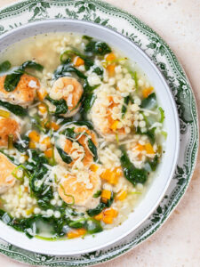Italienische Hochzeitssuppe mit Polpettine und Perlcouscous