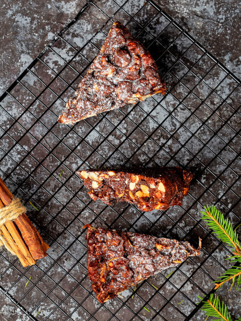 Italienischer Panforte al Cioccolato mit Honig, Nüssen, Trockenfrüchten und Kakao
