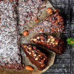 Italienischer Panforte al Cioccolato mit Honig, Nüssen, Trockenfrüchten und Kakao
