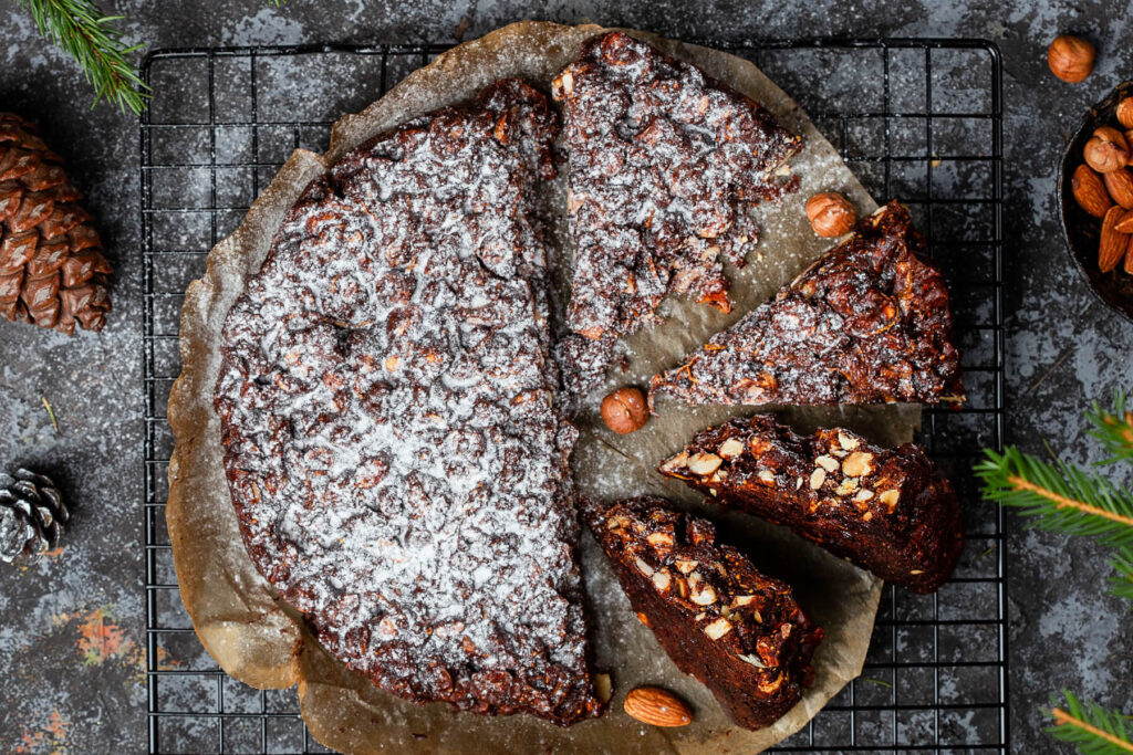 Italienischer Panforte al Cioccolato mit Honig, Nüssen, Trockenfrüchten und Kakao