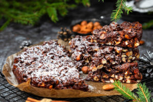 Italienischer Panforte al Cioccolato mit Honig, Nüssen, Trockenfrüchten und Kakao