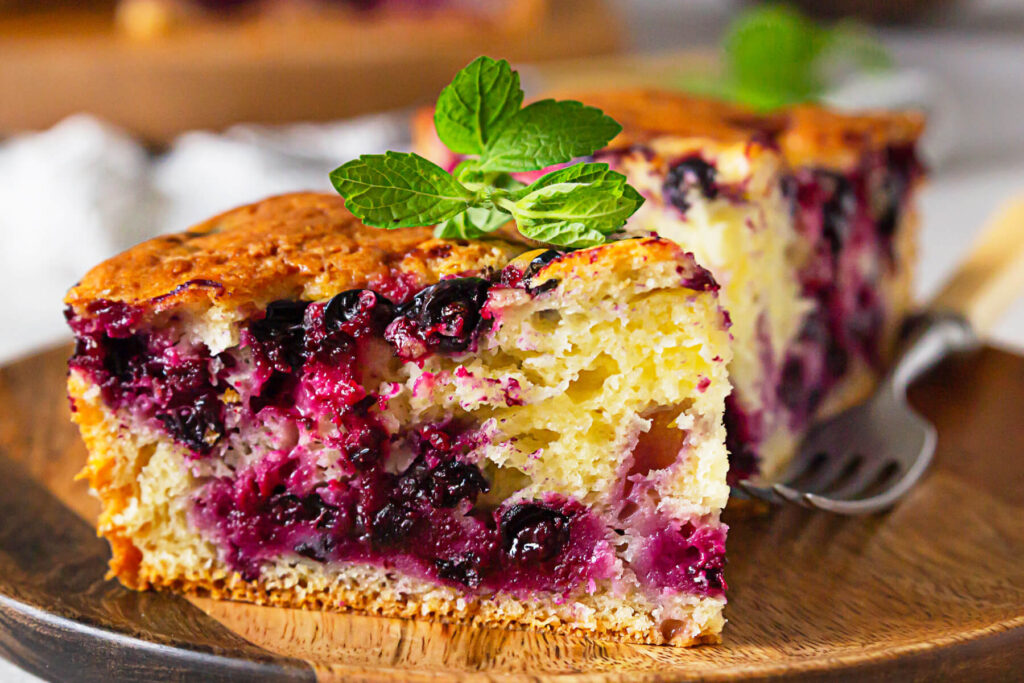 Saftiger Joghurtkuchen mit schwarzen Johannisbeeren