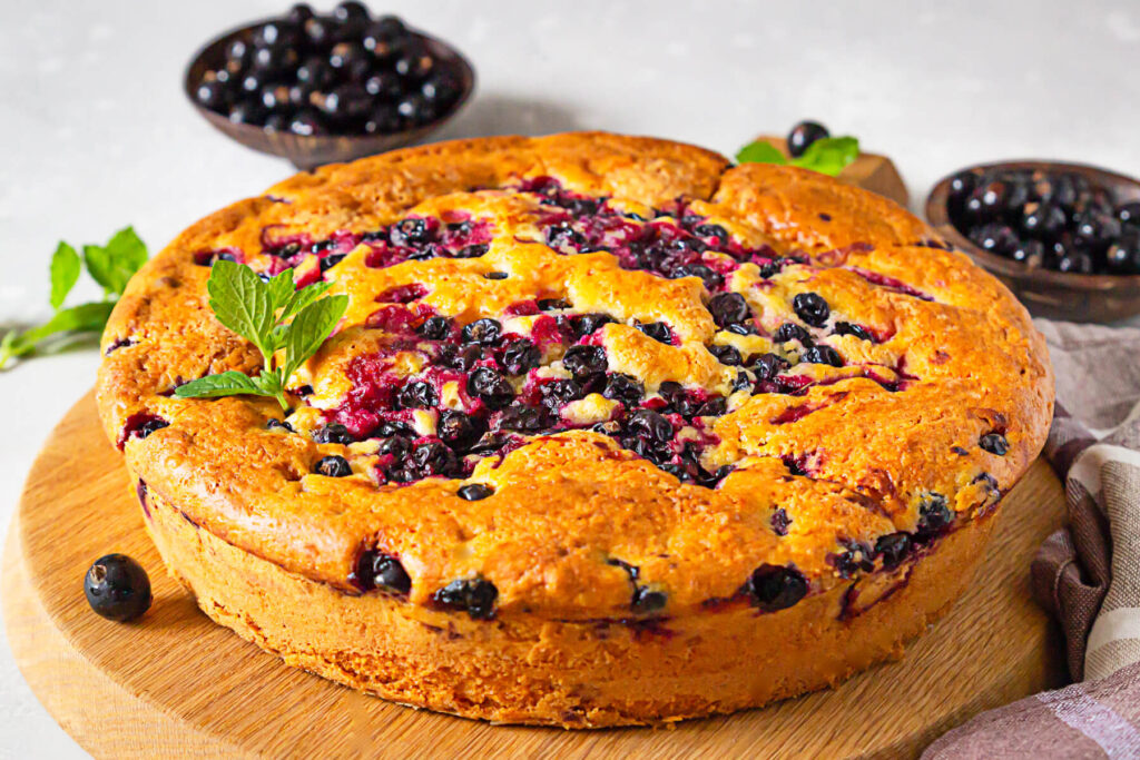 Saftiger Joghurtkuchen mit schwarzen Johannisbeeren