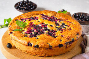 Saftiger Joghurtkuchen mit schwarzen Johannisbeeren