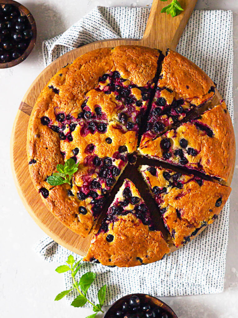 Saftiger Joghurtkuchen mit schwarzen Johannisbeeren