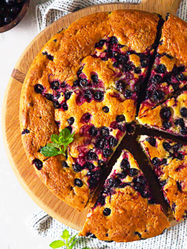Saftiger Joghurtkuchen mit schwarzen Johannisbeeren