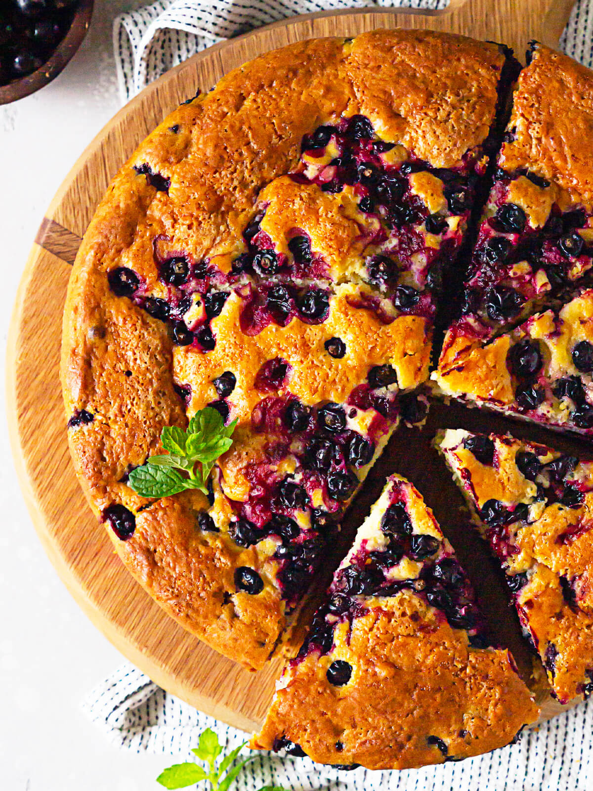 Saftiger Joghurtkuchen mit schwarzen Johannisbeeren