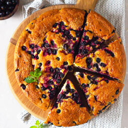 Saftiger Joghurtkuchen mit schwarzen Johannisbeeren