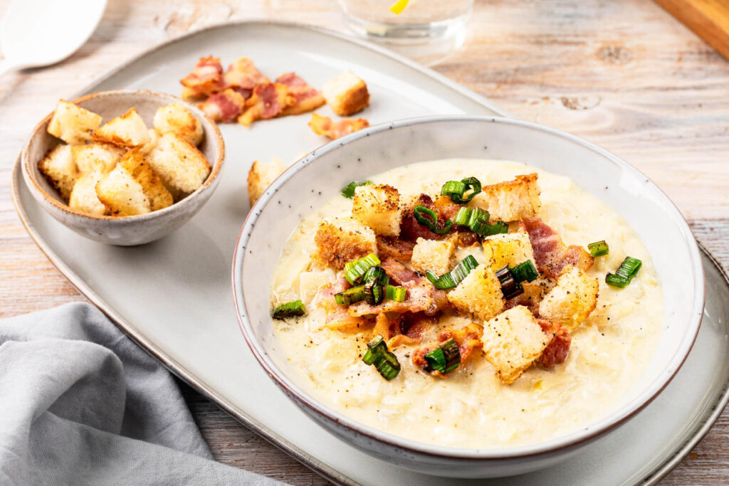 Käse-Lauch-Suppe mit Speck und Croûtons