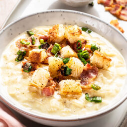 Käse-Lauch-Suppe mit Speck und Croûtons