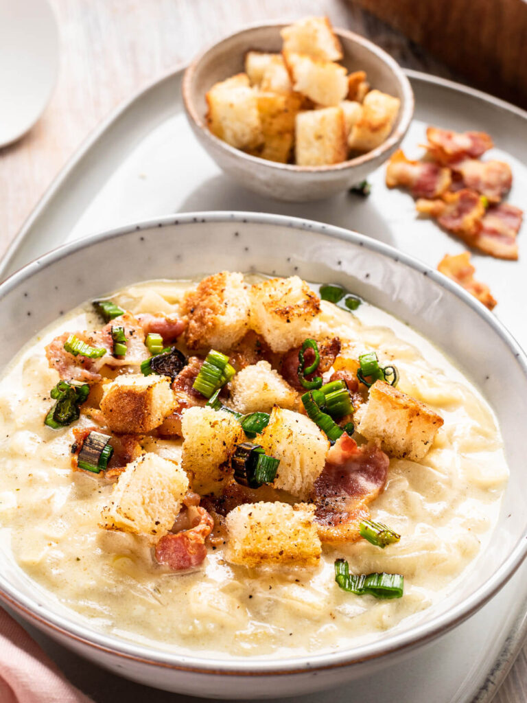 Käse-Lauch-Suppe mit Speck und Croûtons