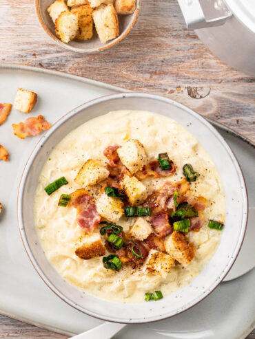 Käse-Lauch-Suppe mit Speck und Croûtons