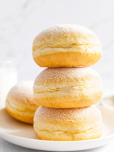 Klassische Berliner mit Himbeermarmelade