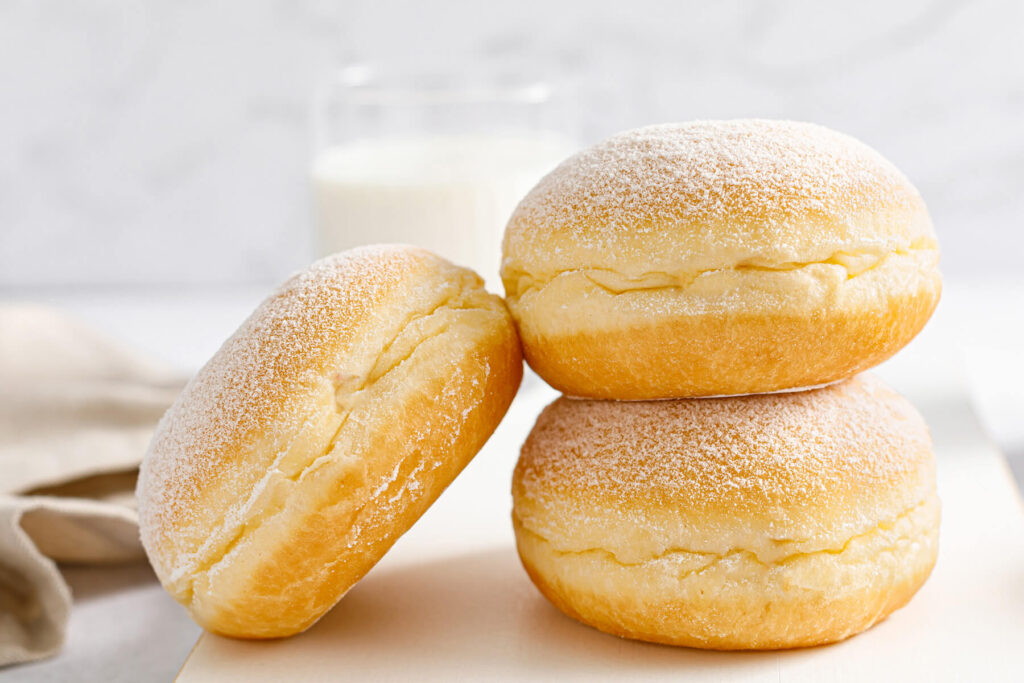 Klassische Berliner mit Himbeermarmelade