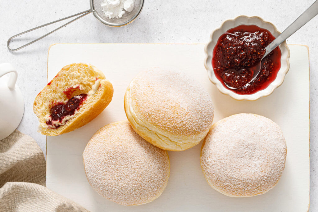 Klassische Berliner mit Himbeermarmelade