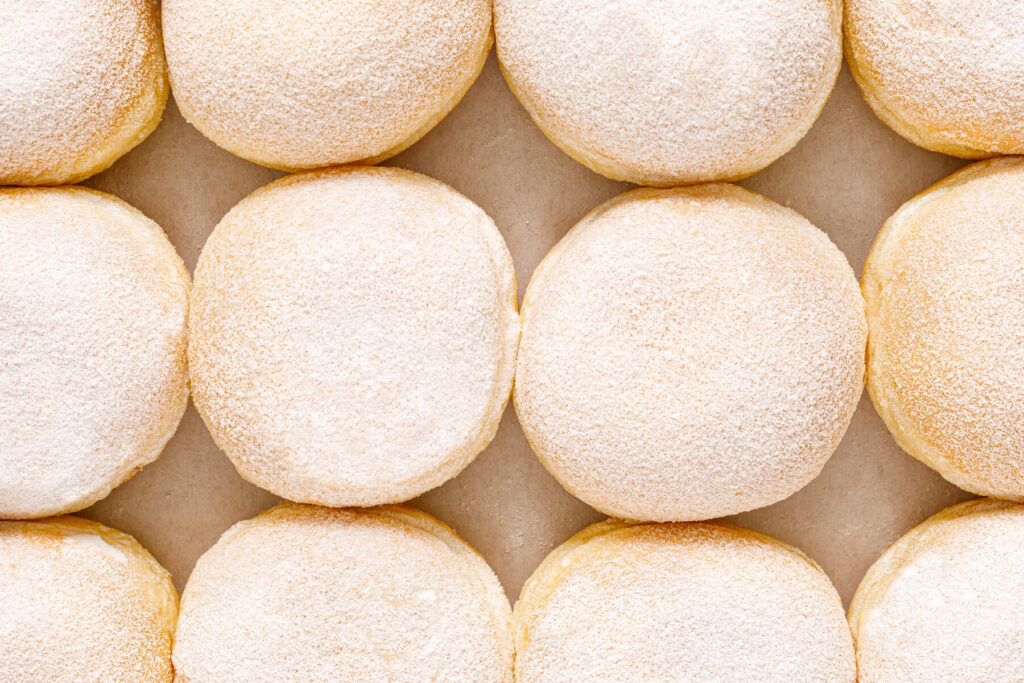 Klassische Berliner mit Himbeermarmelade