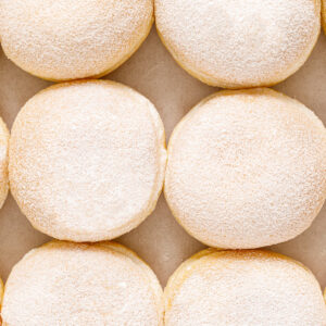 Klassische Berliner mit Himbeermarmelade