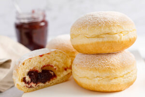 Klassische Berliner mit Himbeermarmelade