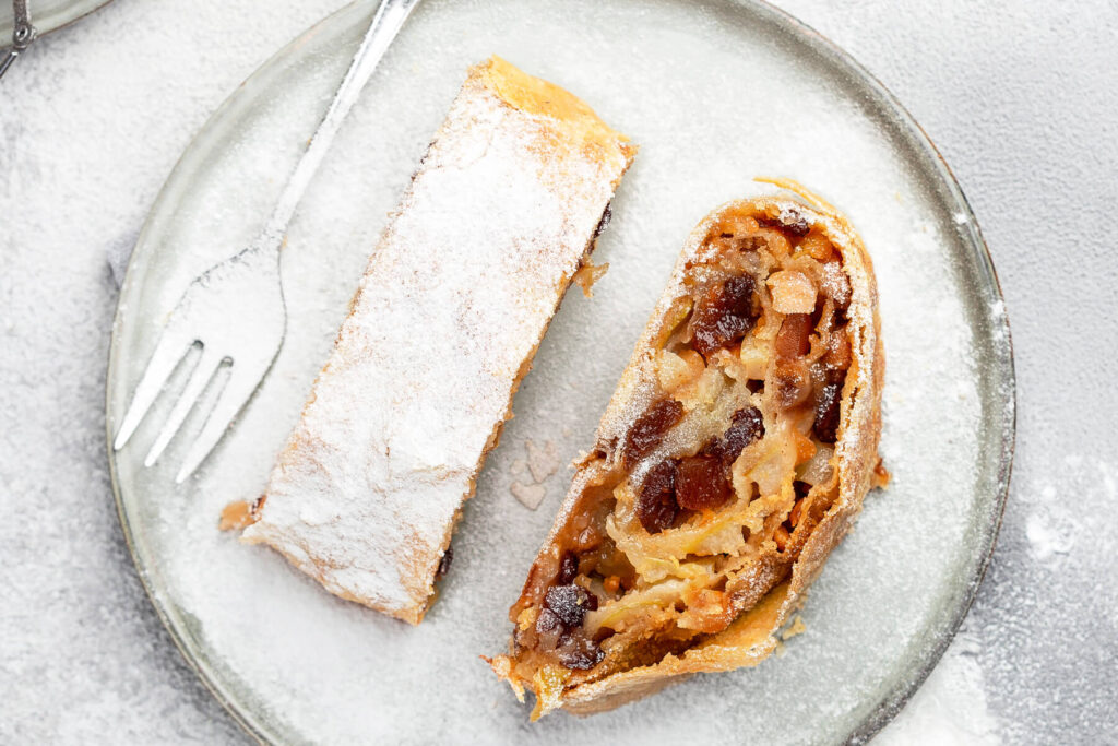 Klassischer Apfelstrudel aus Strudelteig: Original österreichisches Rezept
