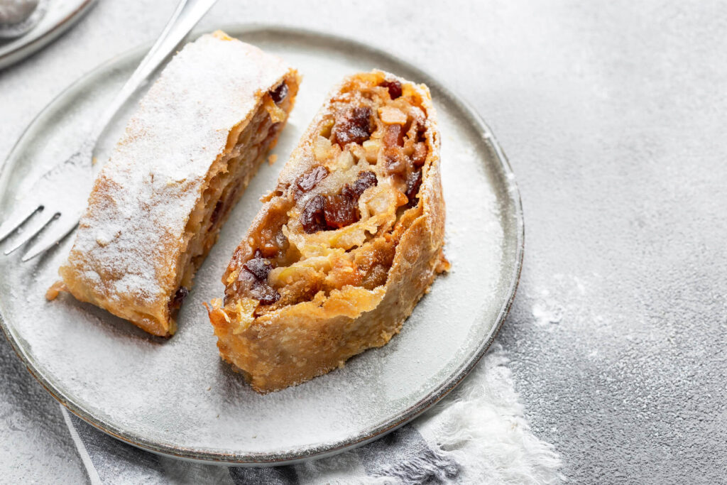 Klassischer Apfelstrudel aus Strudelteig: Original österreichisches Rezept