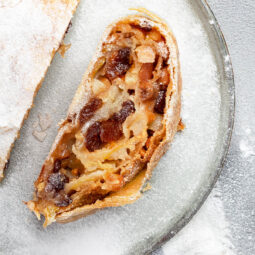 Klassischer Apfelstrudel aus Strudelteig: Original österreichisches Rezept