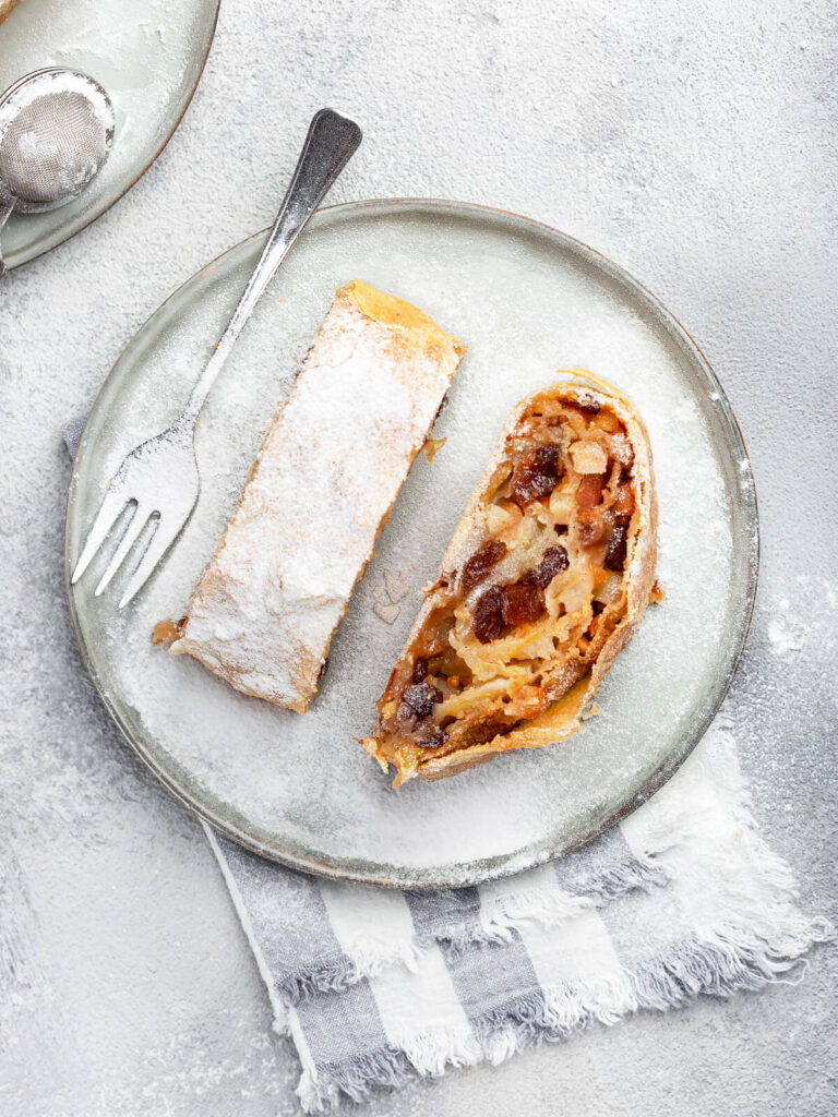 Klassischer Apfelstrudel aus Strudelteig: Original österreichisches Rezept
