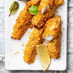 Knusprige Fischstäbchen im Ofen mit Cornflakes-Panade