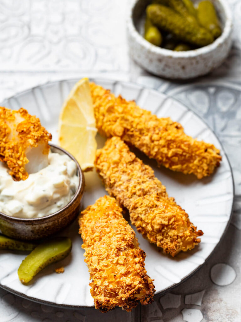 Knusprige Fischstäbchen im Ofen mit Cornflakes-Panade