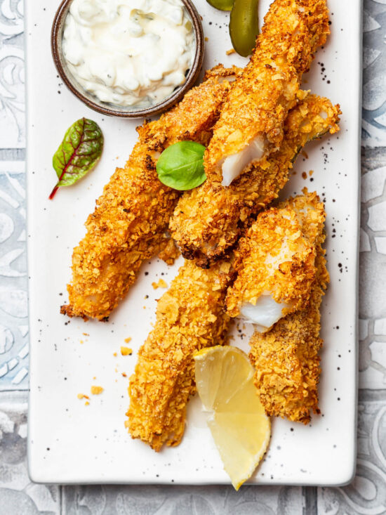 Knusprige Fischstäbchen im Ofen mit Cornflakes-Panade