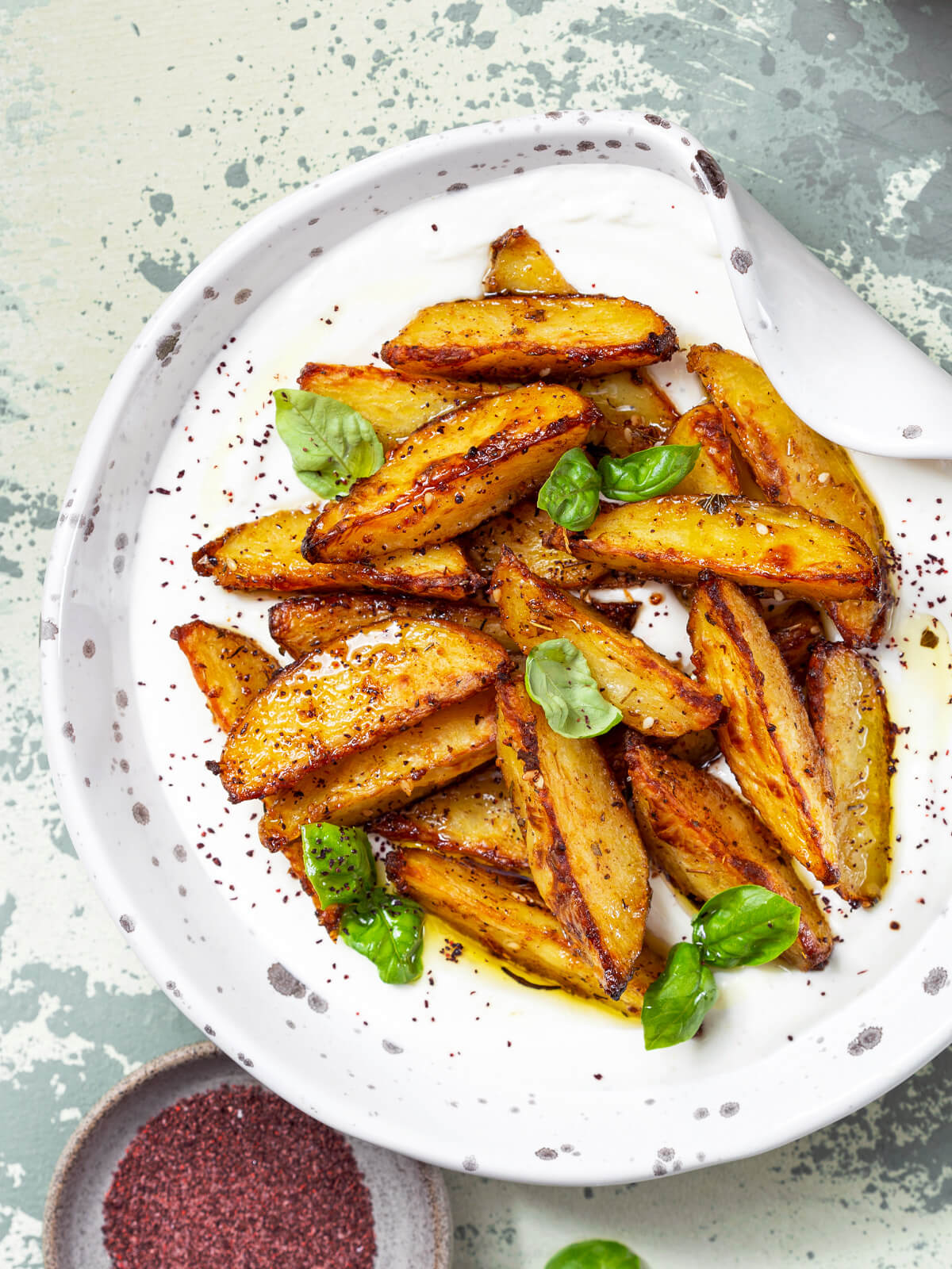 Knusprige Kartoffelspalten mit Feta-Creme: Rezept mit Za'atar & Sumach