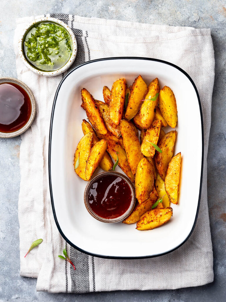 Knusprige Kartoffelspalten mit Feta-Creme: Rezept mit Za'atar & Sumach