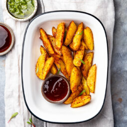 Knusprige Kartoffelspalten mit Feta-Creme: Rezept mit Za'atar & Sumach