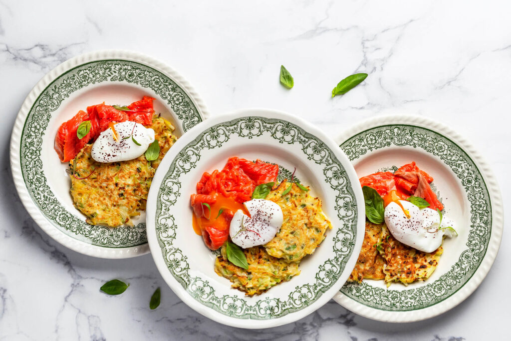 Knusprige Kohl-Kartoffel-Puffer mit Lachs und pochiertem Ei