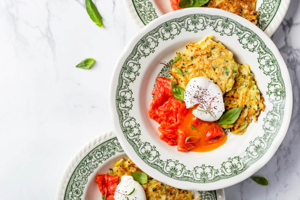 Knusprige Kohl-Kartoffel-Puffer mit Lachs und pochiertem Ei